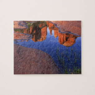 Reflexion des Kathedralen-Felsens an rotem Felsen Puzzle