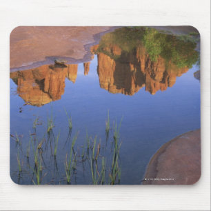Reflexion des Kathedralen-Felsens, Sedona, Arizona Mousepad