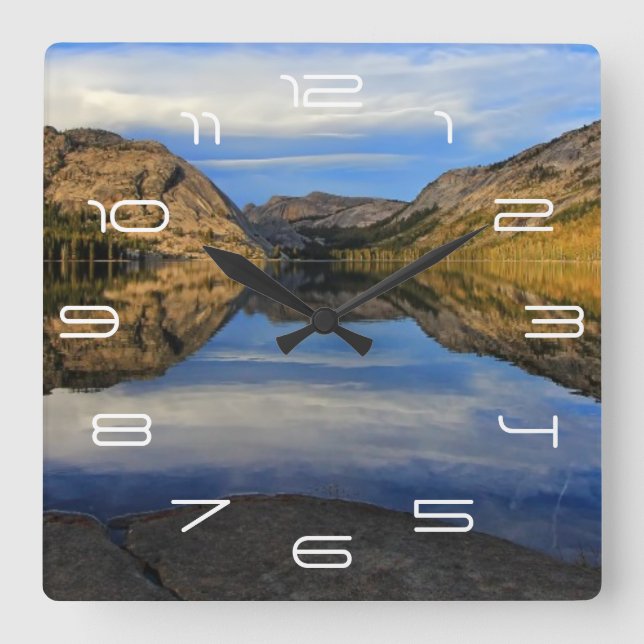 Reflexionen auf Tenaya See Quadratische Wanduhr (Vorderseite)