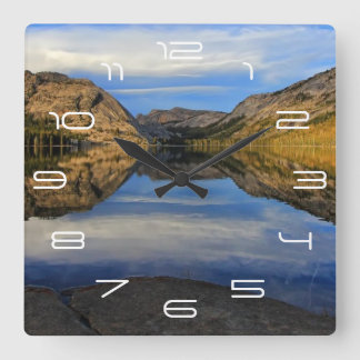 Reflexionen auf Tenaya See Quadratische Wanduhr