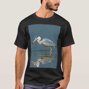 Reflexionen eines Reihers mit einem kleinen Fisch T-Shirt