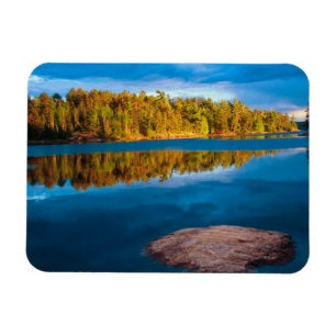 Reflexionen im frühen Abend in den Grenzgewässer Magnet