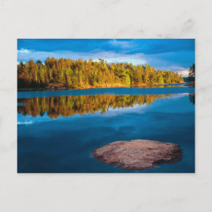 Reflexionen im frühen Abend in den Grenzgewässern Postkarte