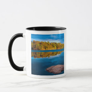 Reflexionen im frühen Abend in den Grenzgewässern Tasse