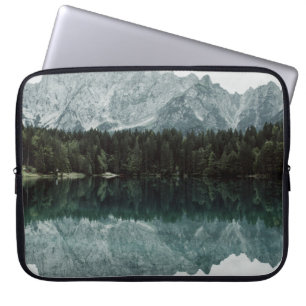 REFLEXIONEN VON BÄUMEN AUF DEM SEE LAPTOPSCHUTZHÜLLE
