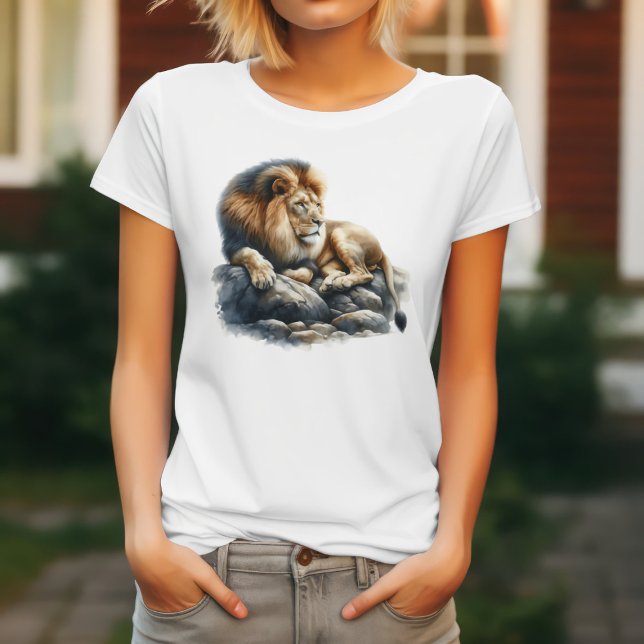 Regal African Lion Ruhen auf einem Felsen - Wasser T-Shirt (Von Creator hochgeladen)
