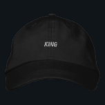 Regal Black Cotton Cap mit King Embroidery Text Bestickte Baseballkappe<br><div class="desc">Mit dieser schwarzen Kappe mit der Textistickerie "King" können Sie eine Touch von Königsrechten zu Ihrem Outfit hinzufügen. Der aus hochwertiger Baumwolle gefertigte verstellbare Riemen sorgt für eine sichere Passform und ist somit ein unverzichtbares Zubehör für eine überzeugende und überzeugende Präsenz.</div>