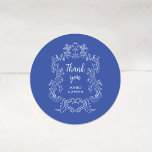 Regal Blue | Vintage Barockrahmenverheiratung Runder Aufkleber<br><div class="desc">Diese eleganten und luxuriösen Hochzeitsaufkleber zeichnen sich durch einen Vintagen Linien-Kunstrahmen mit verziertem Barockstil aus. Das Design ist weiß auf einem blauen Hintergrund. Moderne Skriptkalligraphie,  die "danke" sagt,  und klassischer Text mit Ihren Namen machen dies zu einer klassischen und dennoch modernen Wahl für Ihre Hochzeit.</div>