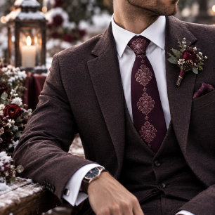 Regales Winterhochzeits-Pflaume bestickt mit Damas Krawatte