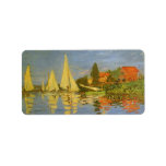 Regatta in Argenteuil von Claude Monet Adressaufkleber<br><div class="desc">Regatta von Claude Monet in Argenteuil (1872) ist ein Vintager Impressionismus, der ein nautisches Kunstmaler ist. Sie können die Reflektion der Segelboote im See Wasser sehen. Eine Seeseite mit einer Yacht oder einem Bootsrennen an einem sonnigen Sommertag. Über den Künstler: Claude Monet (1840-1926) war Gründer der französischen impressionistischen Malerei, wobei...</div>