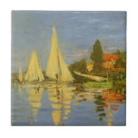 Regatta in Argenteuil von Claude Monet Fliese<br><div class="desc">Regatta von Claude Monet in Argenteuil (1872) ist ein Vintager Impressionismus, der ein nautisches Kunstmaler ist. Sie können die Reflektion der Segelboote im See Wasser sehen. Eine Seeseite mit einer Yacht oder einem Bootsrennen an einem sonnigen Sommertag. Über den Künstler: Claude Monet (1840-1926) war Gründer der französischen impressionistischen Malbewegung, wobei...</div>