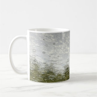 Regen auf Teich Kaffeetasse