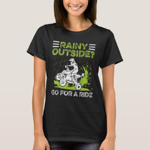 Regen Sie draußen für ein Fahrangebot für ein Vier T-Shirt