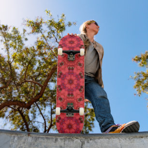 Regenberührtes Scharlachrotes Kaleidoskop Skateboard