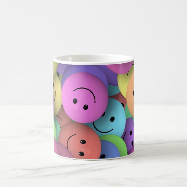 Regenbogen der farbenfrohen glücklichen Gesichter Kaffeetasse (Mittel)