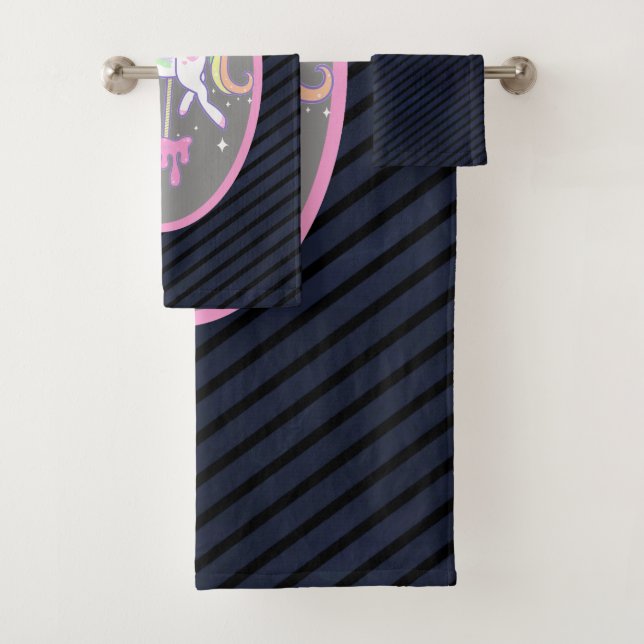 Regenbogen-Einhorn mit striped Rückseite Badhandtuch Set (Insitu)