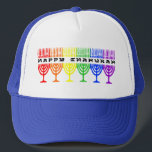 Regenbogen glückliche Chanukah Hüte Truckerkappe<br><div class="desc">Glückliches Chanukah in einer Linie von Regenbogen chanukiot (menorahs). Ein jüdischer Feiertagsentwurf für Chanukah.</div>
