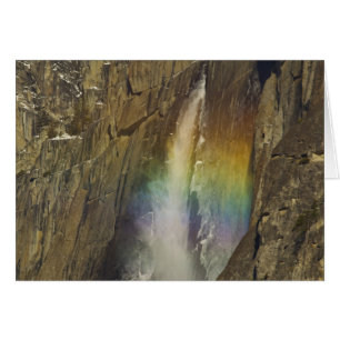 Regenbogen in den oberen Yosemite-Fällen in Yosemi