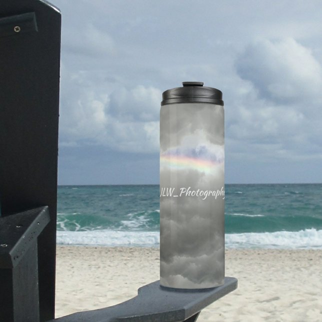 Regenbogen in Storm Clouds Sky Gray individuell an Thermosbecher (Von Creator hochgeladen)