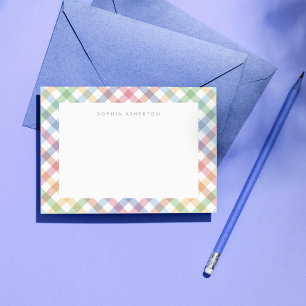 Regenbogen-Karomuster süß Pastell personalisiert K Mitteilungskarte