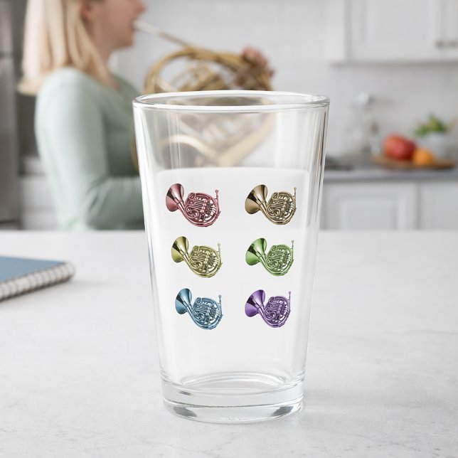 Regenbogen Regenbogen Französische Hörner Band Mus Glas (A fun glass with a grid of french horns in a rainbow of colors.)