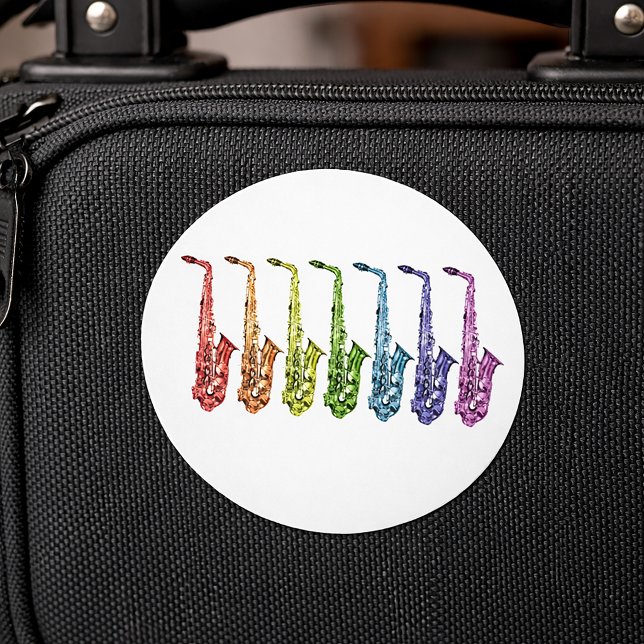 Regenbogen-Saxophon-Aufstellung Runder Aufkleber (A rainbow lineup of alto saxophones on a sticker)