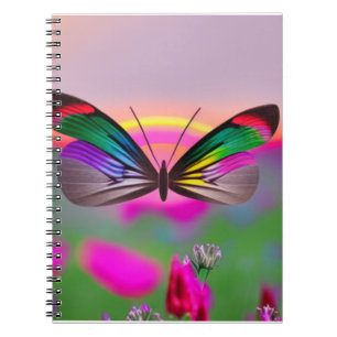 Regenbogen-Schmetterling fliegt durch ein Feld von Notizblock