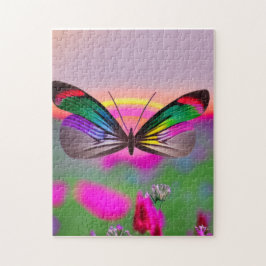 Regenbogen-Schmetterling fliegt durch ein Feld von Puzzle
