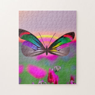 Regenbogen-Schmetterling fliegt durch ein Feld von Puzzle