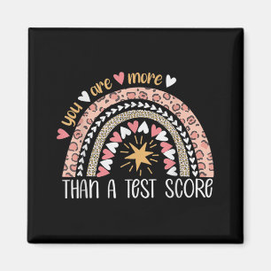 Regenbogen Sie sind mehr als ein Test-Score-Tag Magnet