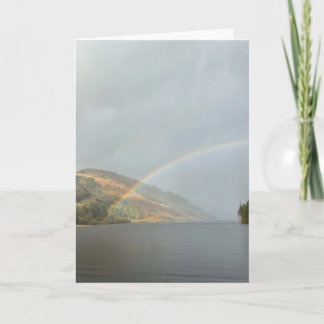 Regenbogen über einem Highland-Loch Karte