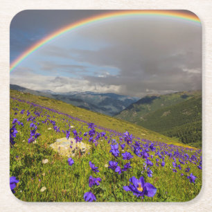 Regenbogen über einer blühenden Wiese Rechteckiger Pappuntersetzer