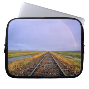 Regenbogen über Eisenbahnschienen nahe Fairfield Laptopschutzhülle