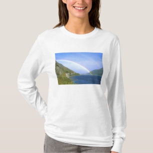 Regenbogen über Hawea Lake, South Island, New T-Shirt