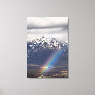 Regenbogen und Berge nach dem Sturm Leinwanddruck