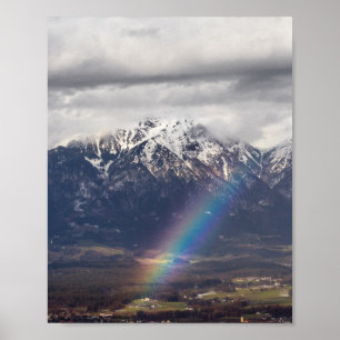 Regenbogen und Berge nach dem Sturm Poster