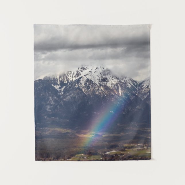 Regenbogen und Berge nach dem Sturm Wandteppich (Vorderseite)