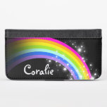 Regenbogen und Sterne, die als Handballenwache bez<br><div class="desc">Helle Regenbogen Grafik Handy Klappe Geldbeutel Gehäuse. Passen Sie die mit Ihrem Namen,  derzeit liest Coralie. Originelles Muster und Design von Sarah Trett.</div>