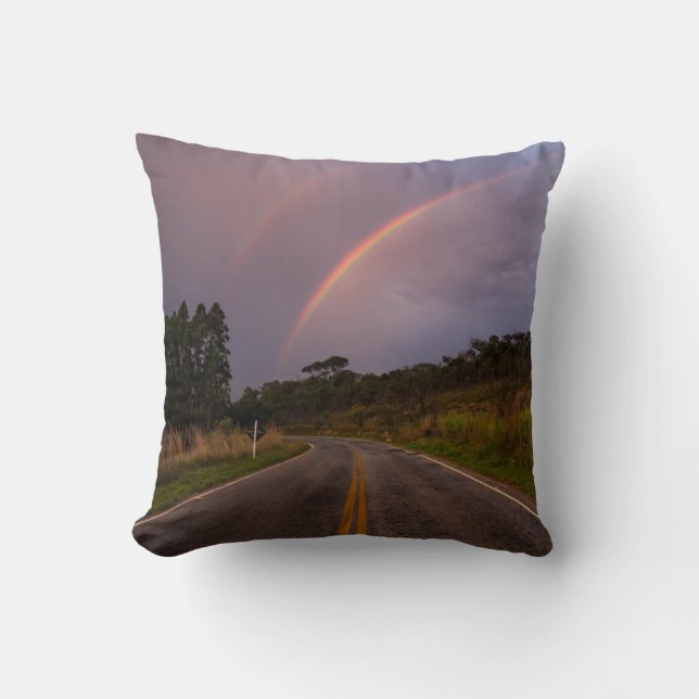 Regenbogen und Straße Kissen (Vorderseite)