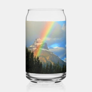 Regenbogen und Sturmwolken über der schneebedeckte Dosenglas