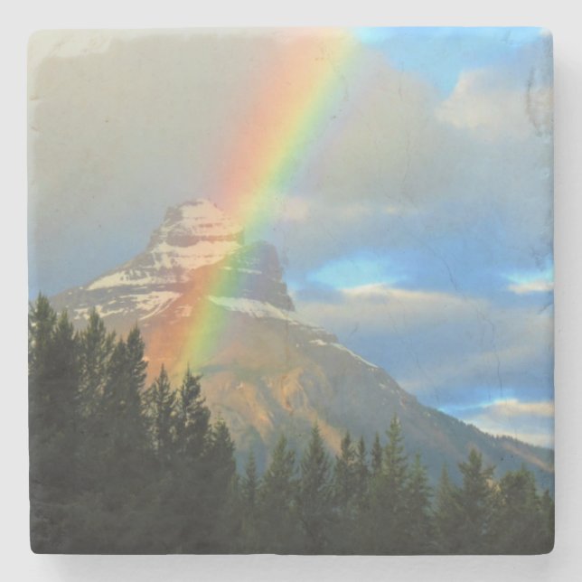 Regenbogen und Sturmwolken über der schneebedeckte Steinuntersetzer (Vorderseite)