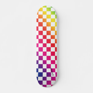 Regenbogen und weiße Schachbretter und Name oder T Skateboard
