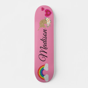Regenbogen vereinen sich mit schimmerndem Herz. Skateboard