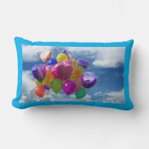 Regenbogenballons in den Wolken