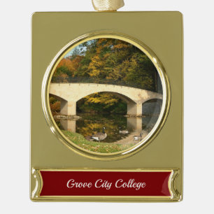 Regenbogenbrücke im Herbst am Grove City College Banner-Ornament Gold