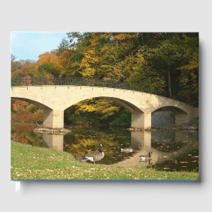 Regenbogenbrücke im Herbst am Grove City College Gästebuch