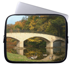 Regenbogenbrücke im Herbst am Grove City College Laptopschutzhülle