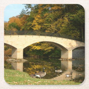 Regenbogenbrücke im Herbst am Grove City College Rechteckiger Pappuntersetzer