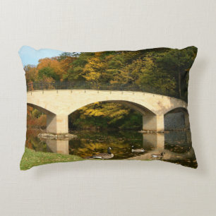 Regenbogenbrücke im Herbst am Grove City College Zierkissen