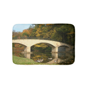 Regenbogenbrücke im Herbst an der Grove City Uni Badematte